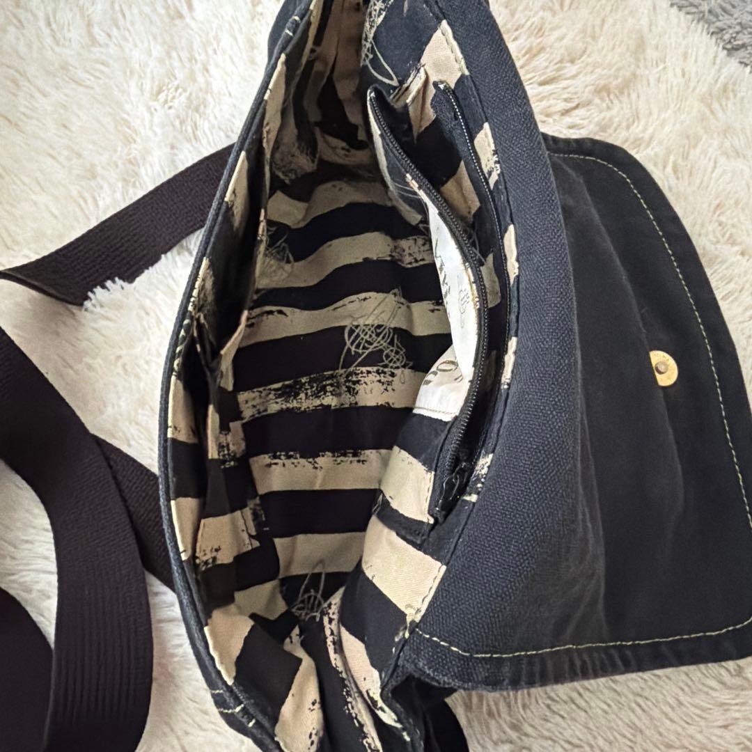 ヴィヴィアンブラックキャンバスショルダーバッグ