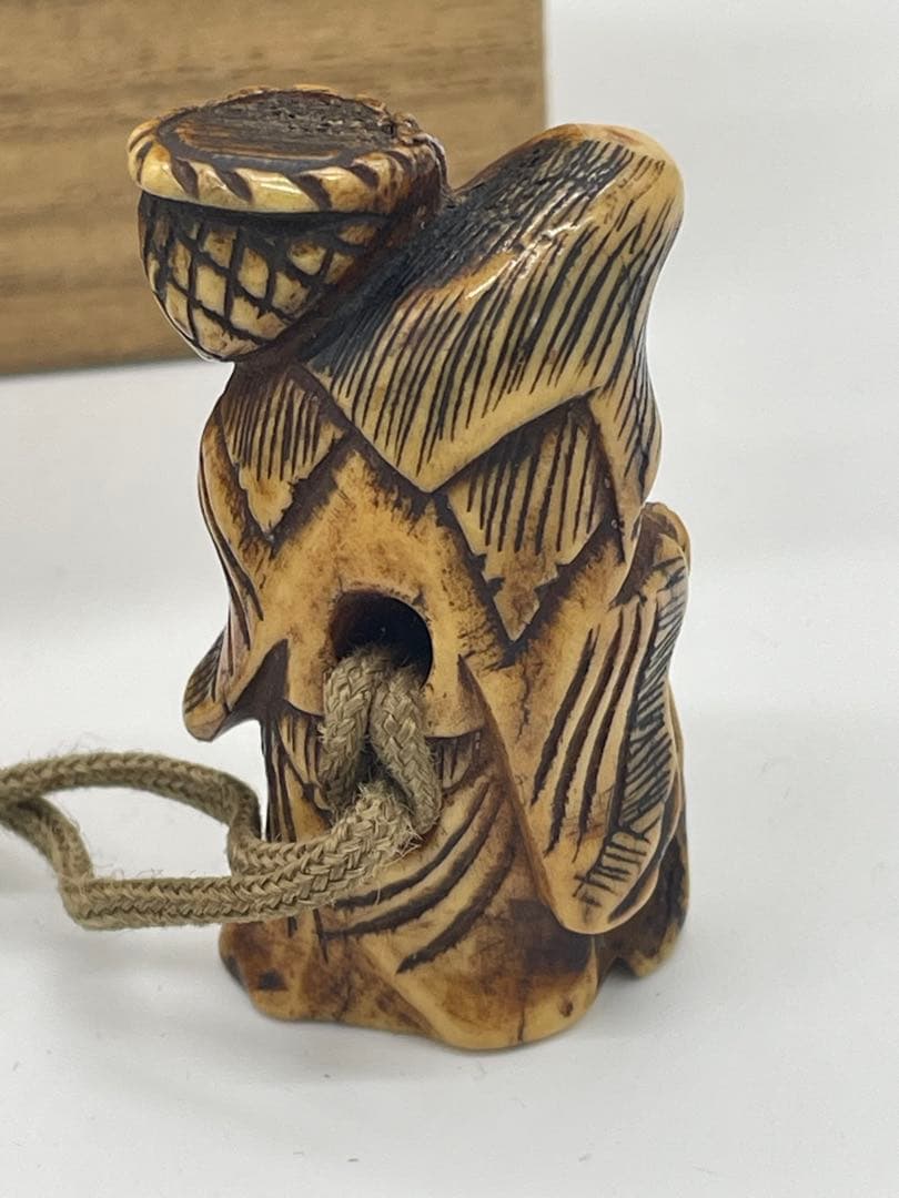 時代物 印籠 根付 金彩 蒔絵 蝶 骨製根付 古美術 箱付き