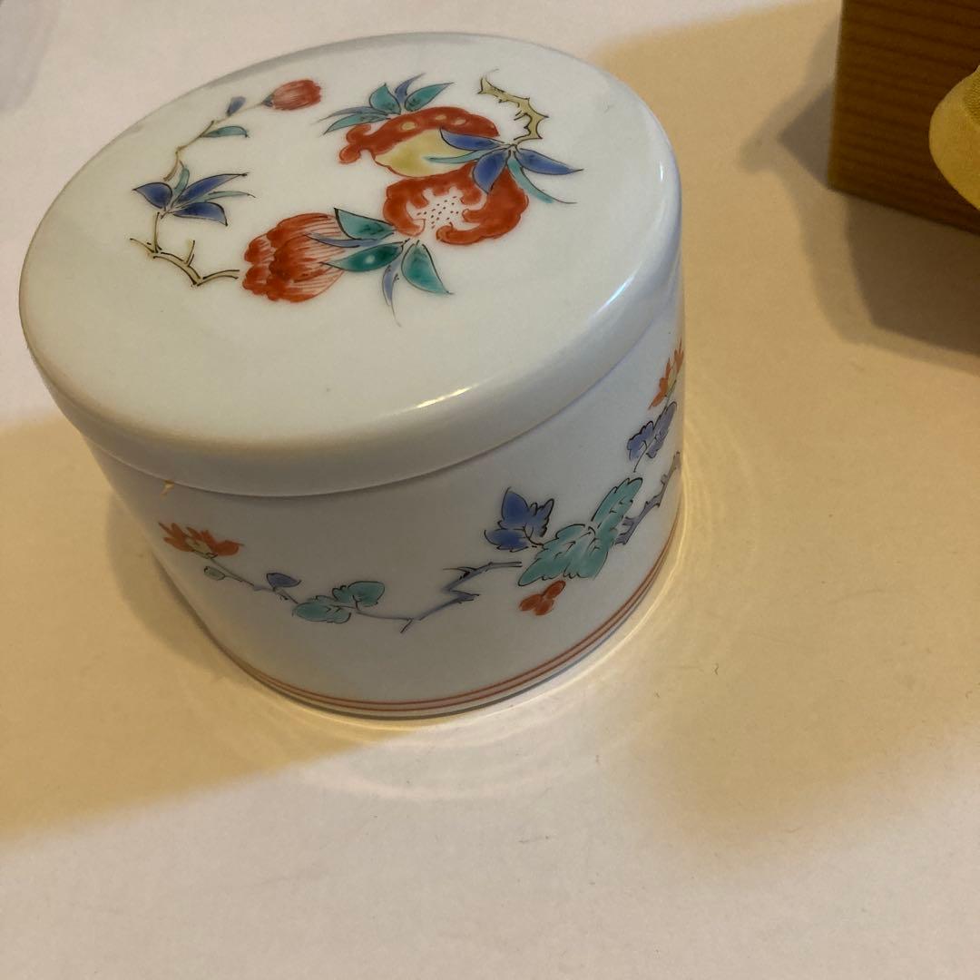 十三代柿右衛門　陶器の蓋付き容小物入れ　柘榴花柄