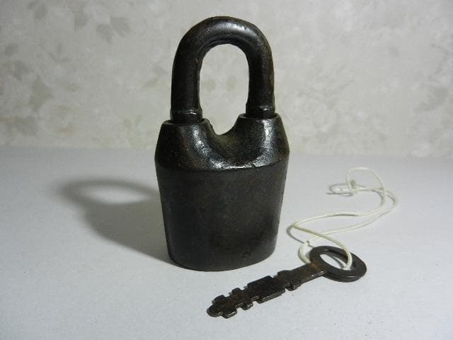 古い希少な鉄道錠前その１（ボディーに「滿鐵」マークと思われる刻印）