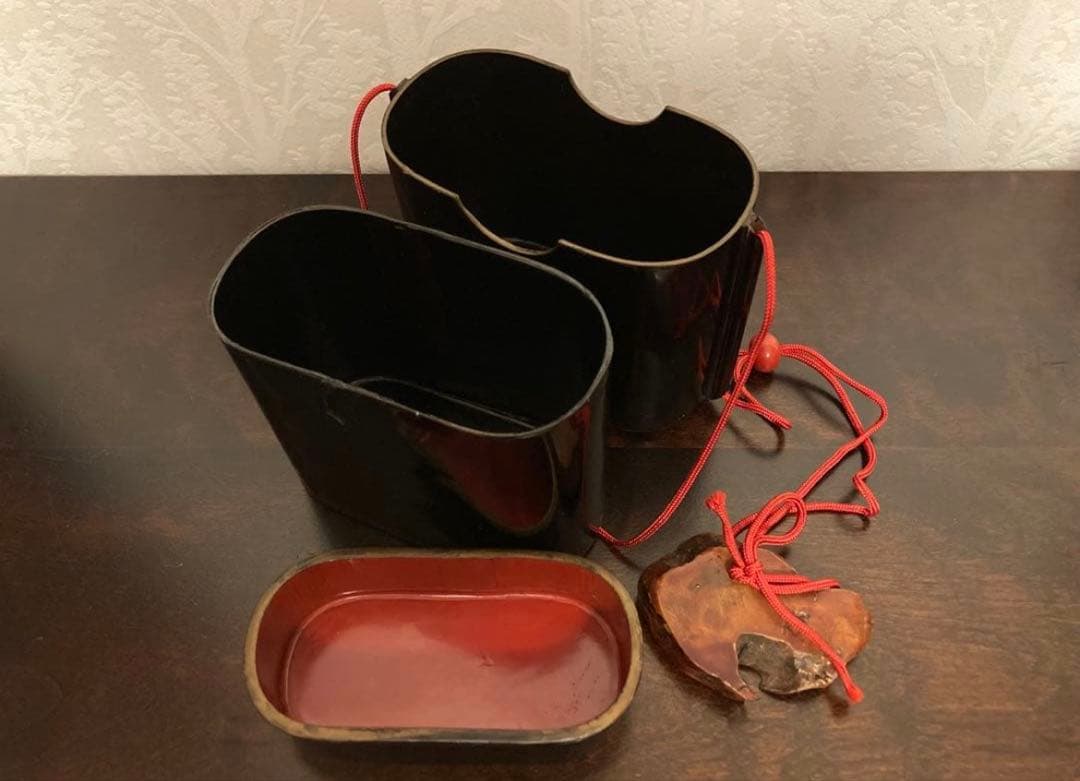 骨董 漆 携帯薬入れ 黒×赤 アンティーク 小物入れにも♡