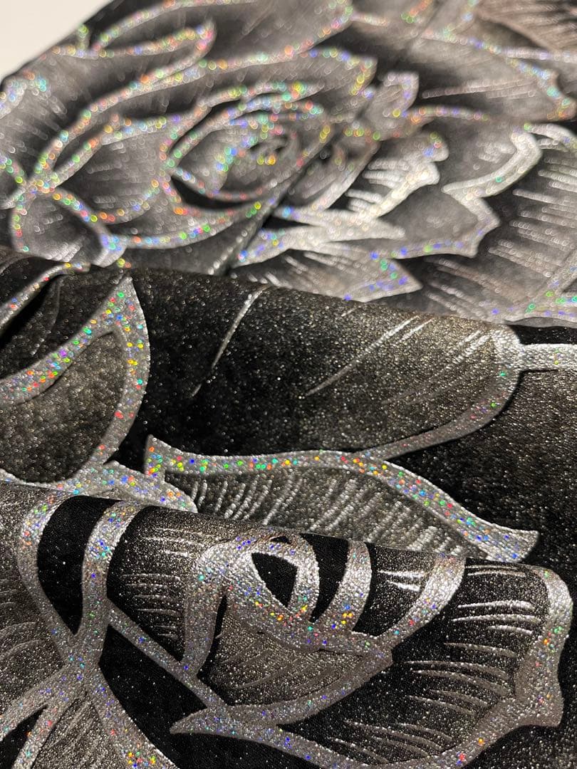 豪華絢爛金彩振袖【振袖・訪問着に◆薔薇】薔薇 黒 銀 白