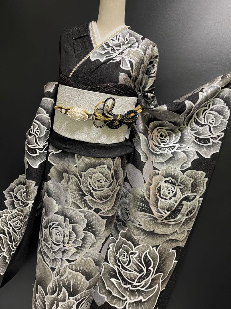 豪華絢爛金彩振袖【振袖・訪問着に◆薔薇】薔薇 黒 銀 白