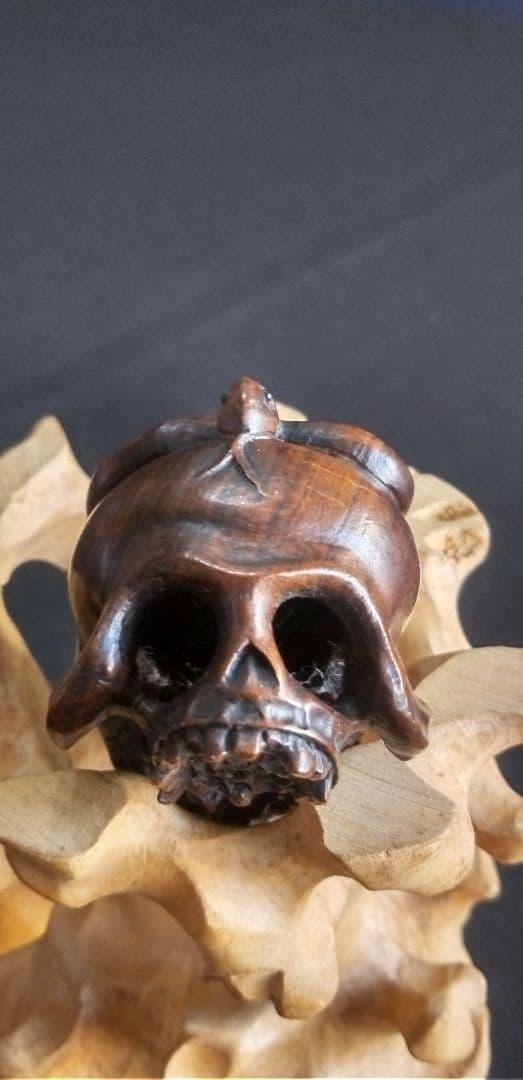 根付け木製 、提げ物、頭蓋骨 ヘビ 彫刻 約3,5cm、作家名あり