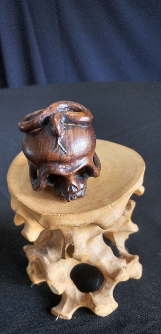 根付け木製 、提げ物、頭蓋骨 ヘビ 彫刻 約3,5cm、作家名あり