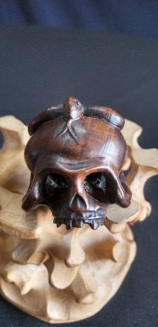 根付け木製 、提げ物、頭蓋骨 ヘビ 彫刻 約3,5cm、作家名あり