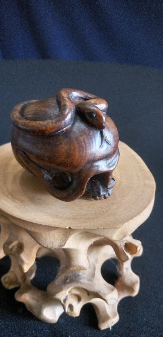 根付け木製 、提げ物、頭蓋骨 ヘビ 彫刻 約3,5cm、作家名あり