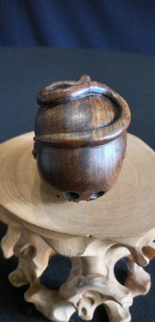 根付け木製 、提げ物、頭蓋骨 ヘビ 彫刻 約3,5cm、作家名あり
