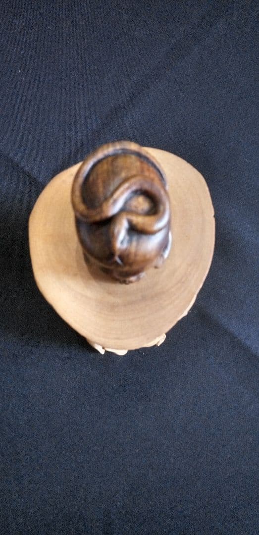 根付け木製 、提げ物、頭蓋骨 ヘビ 彫刻 約3,5cm、作家名あり