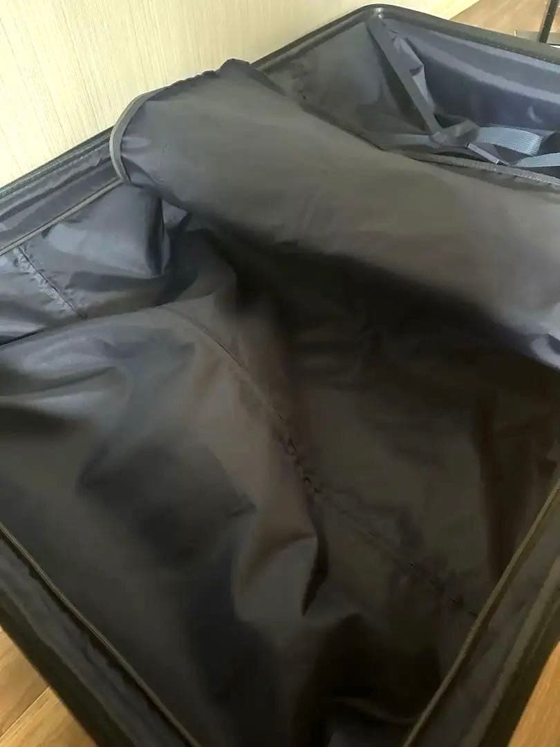 大きめ黒スーツケース