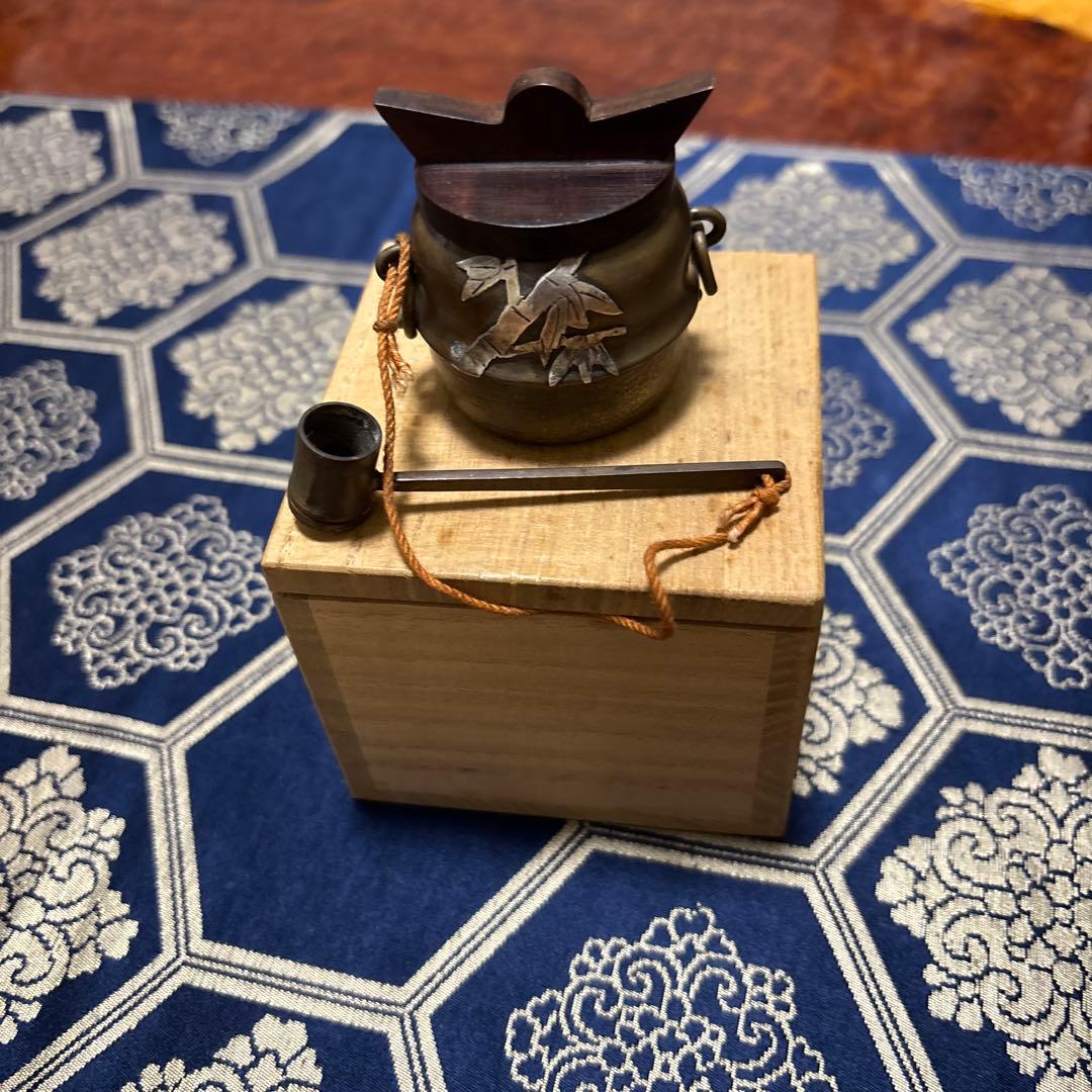 鶴彫刻の金属製器とスプーンセット