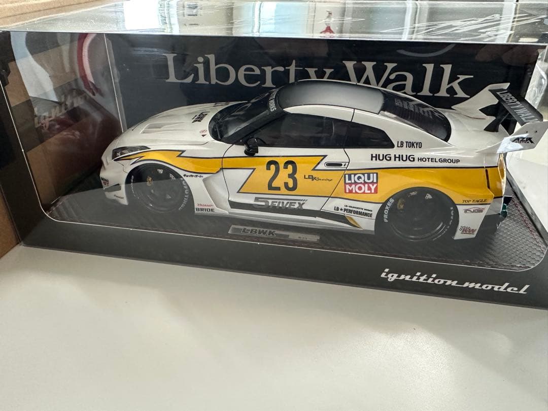 イグニッションモデル1/18 リバティーウォークR35エンジン付き