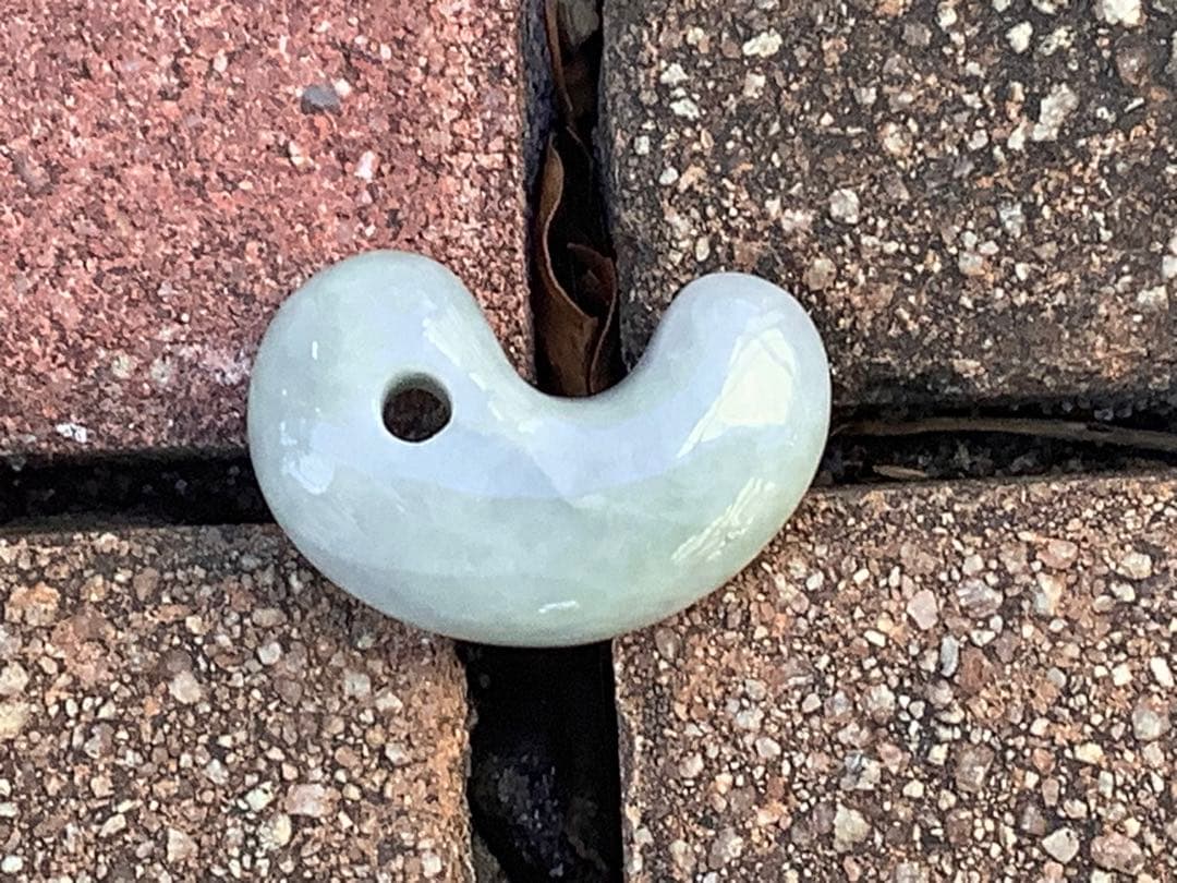 ✳薄利多売‼️お値段自信ありの糸魚川翡翠御守りアイスジェイド勾玉　極上肌目　鑑別書