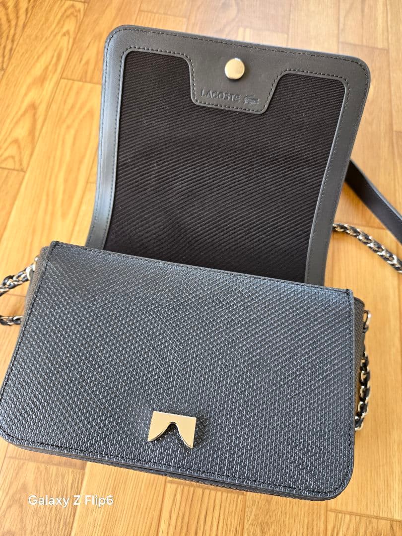 ラコステ　鹿の子地エンボスレザーフラップバッグ