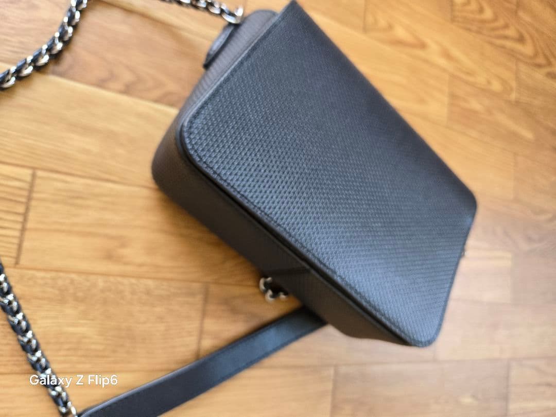 ラコステ　鹿の子地エンボスレザーフラップバッグ