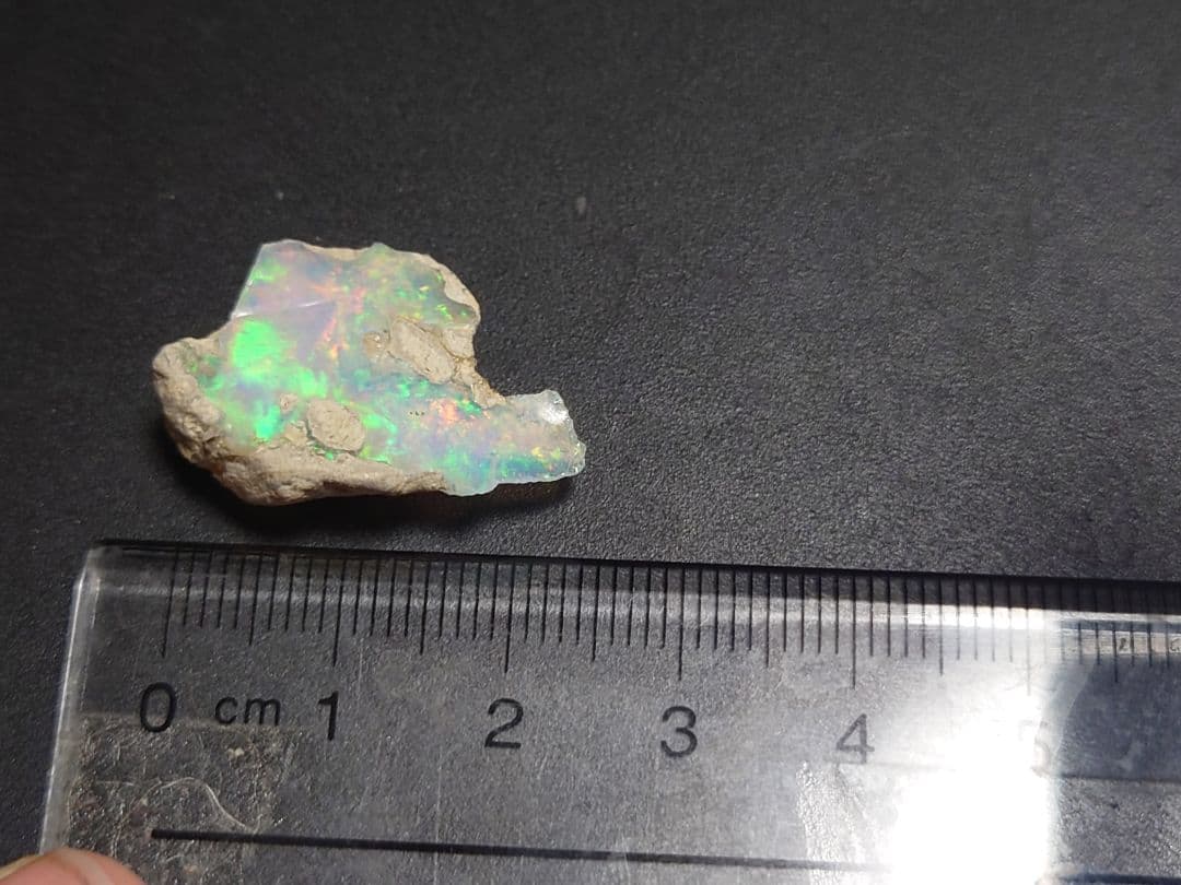 エチオピアウェロ産オパール　原石　鉱物標本　ジュエリーグレード　虹