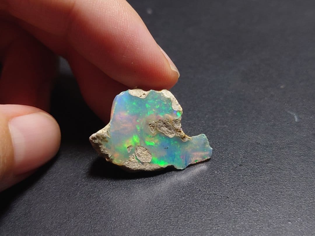 エチオピアウェロ産オパール　原石　鉱物標本　ジュエリーグレード　虹