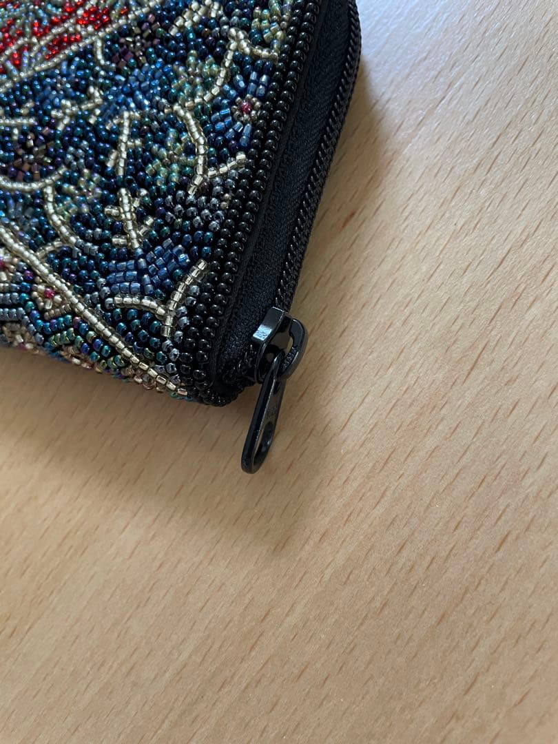 柏ビーズ　ラウンド小財布099赤帯柄ビーズ刺繍