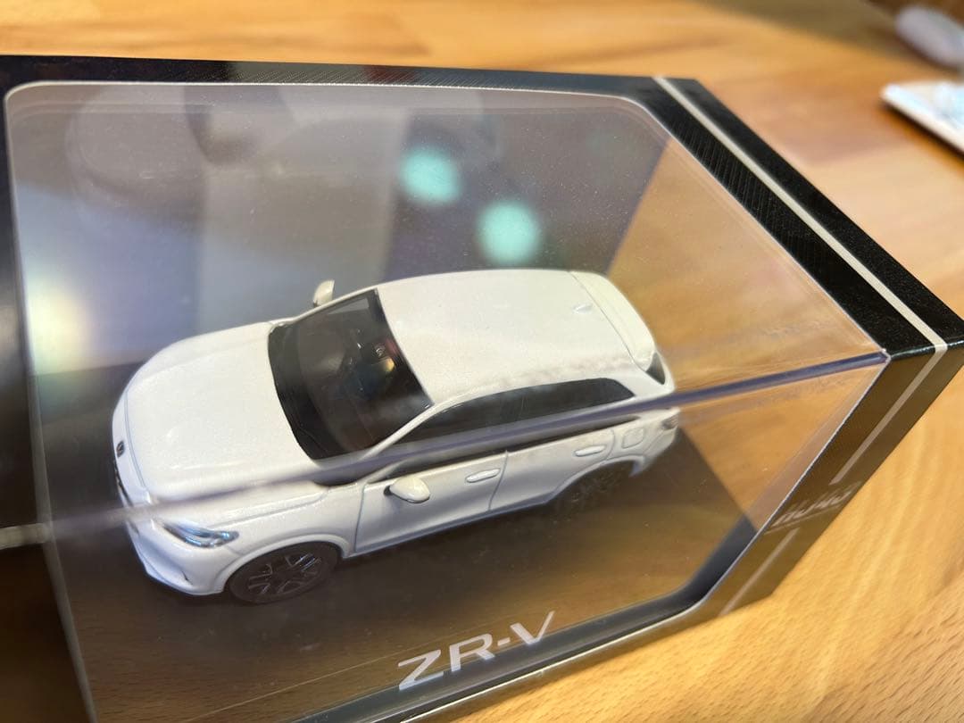 ホワイト ZR-V ミニカー 1/64