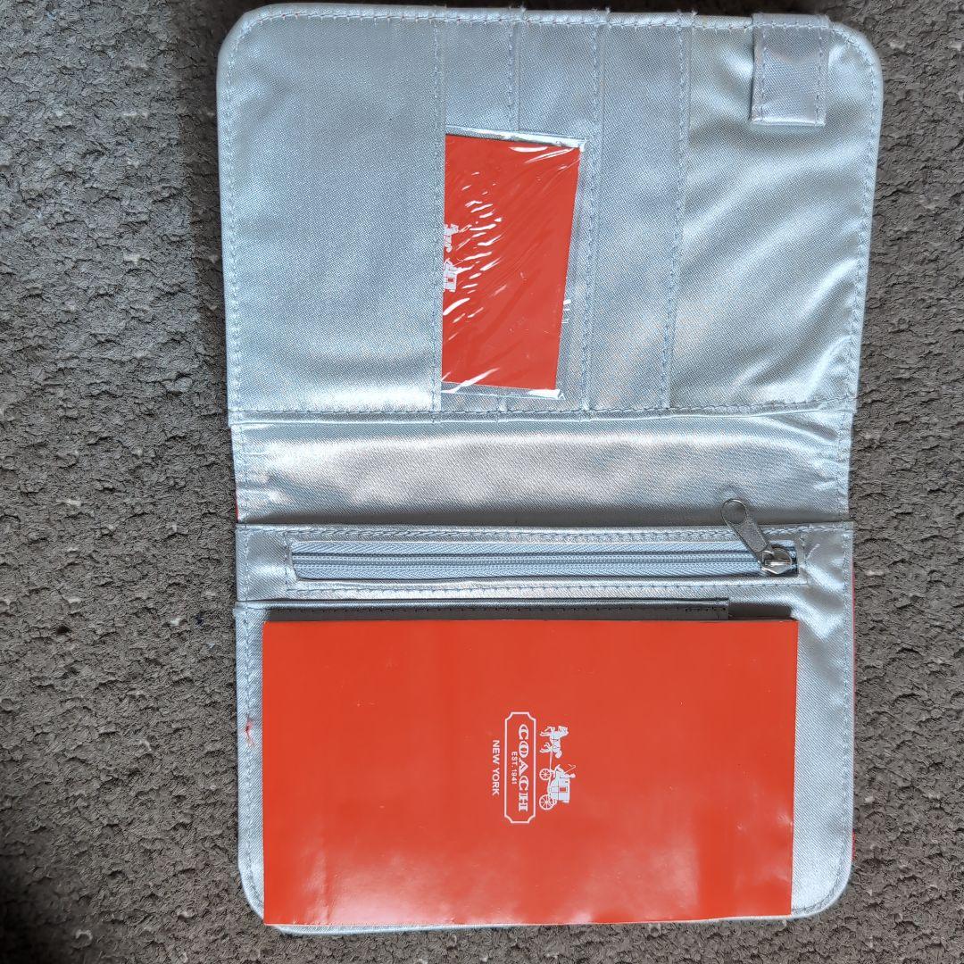 コーチ（COACH）のエナメル素材のマルチケース