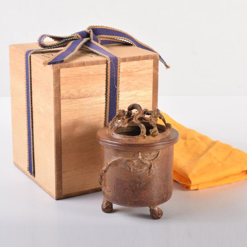 高岡銅器　三好三治造　蝋型鋳銅　花草文香炉　共布共箱　V　6971