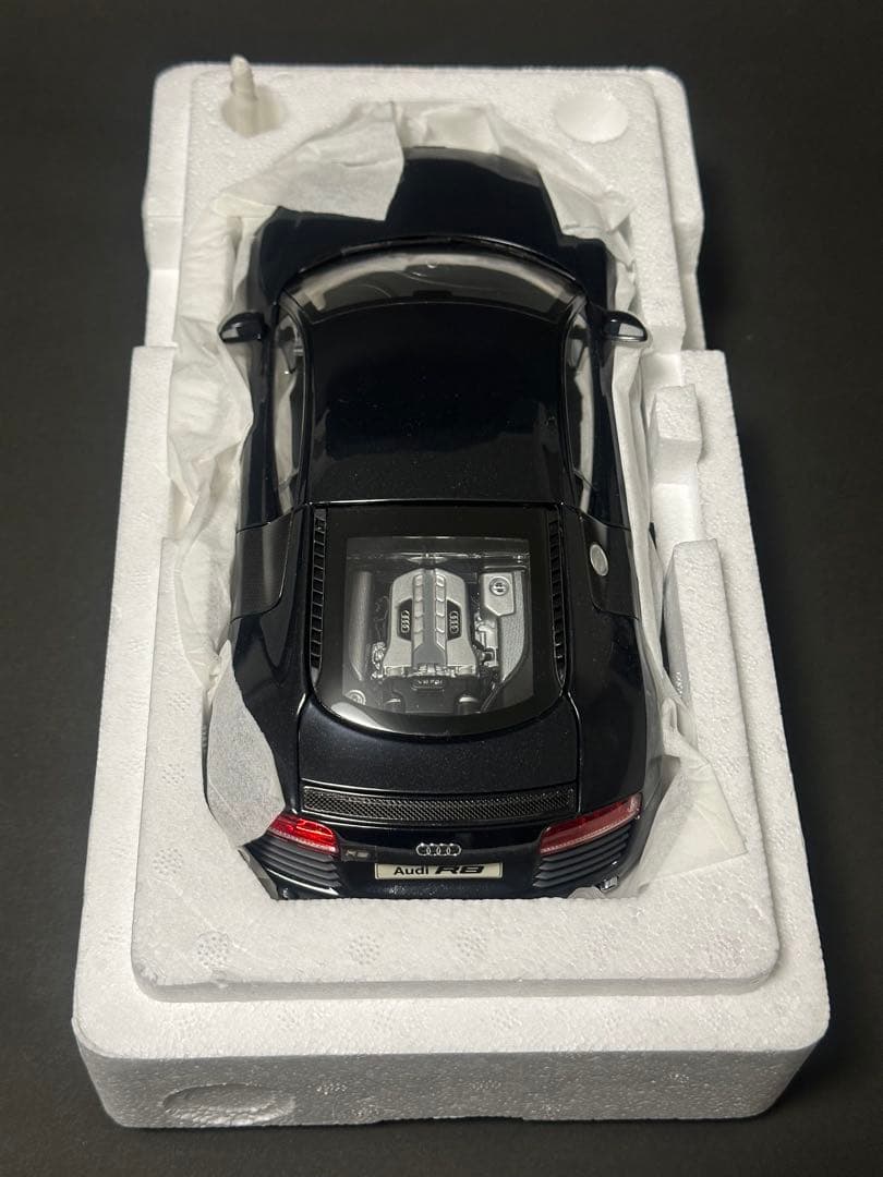Audi R8 ブラック ミニカー　1/18