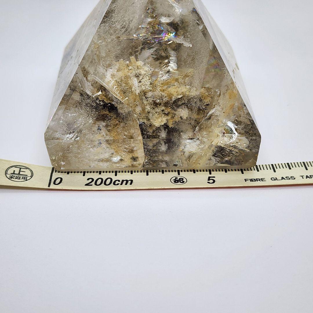 ガーデン水晶の珍しいピラミッド型置物