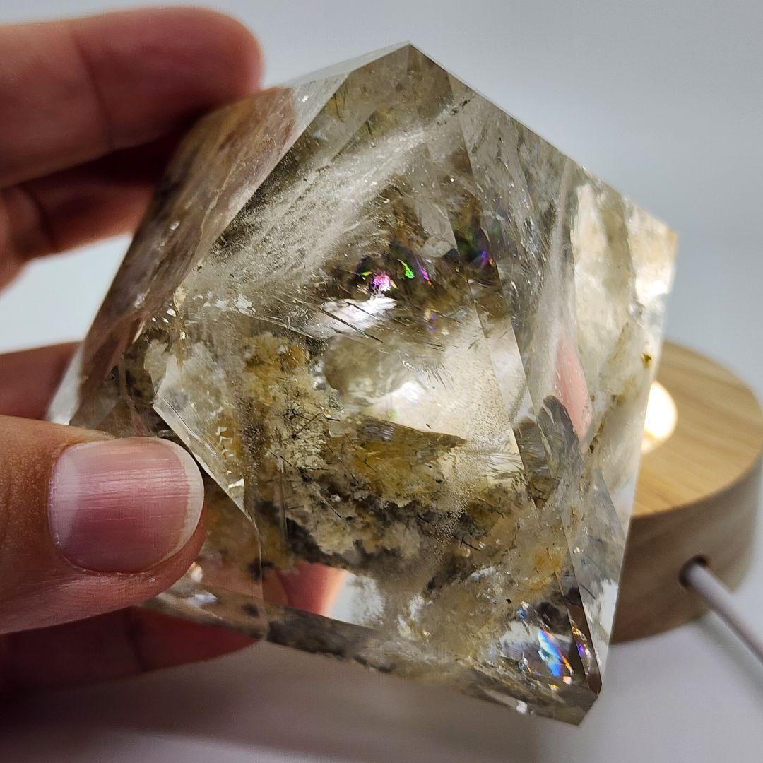 ガーデン水晶の珍しいピラミッド型置物