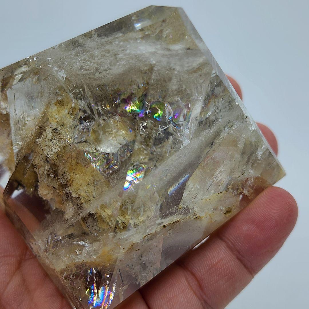 ガーデン水晶の珍しいピラミッド型置物