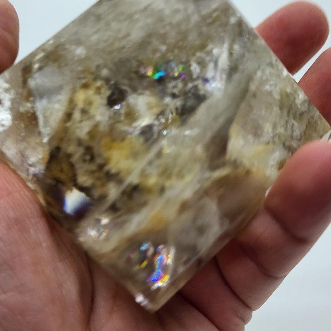 ガーデン水晶の珍しいピラミッド型置物