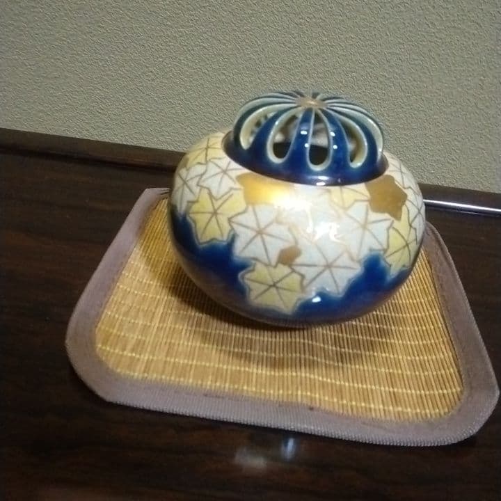 九谷焼竹田有恒七平窯秞裏萌黄金彩香炉美品。