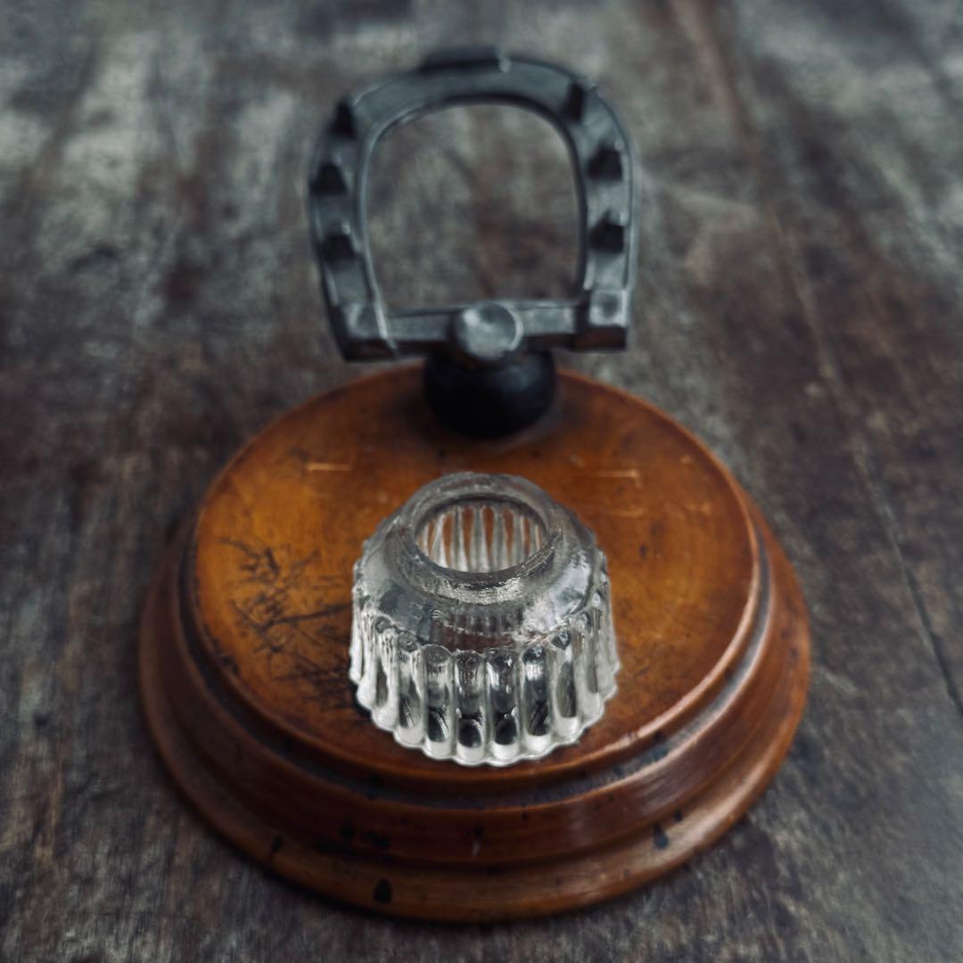 ホースシュー 馬蹄 ペン立て ガラス×木製台座 幸運モチーフ ヴィンテージ