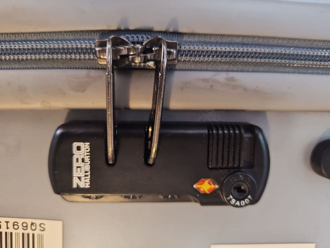 ZERO HALLIBURTON シルバーキャリーケース