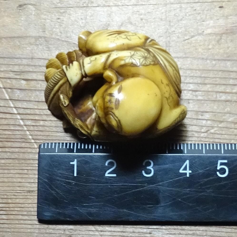 d*7様 根付　大黒様と鼠　ネズミ　時代　提げ物 　煙草入れ　玉　文　？