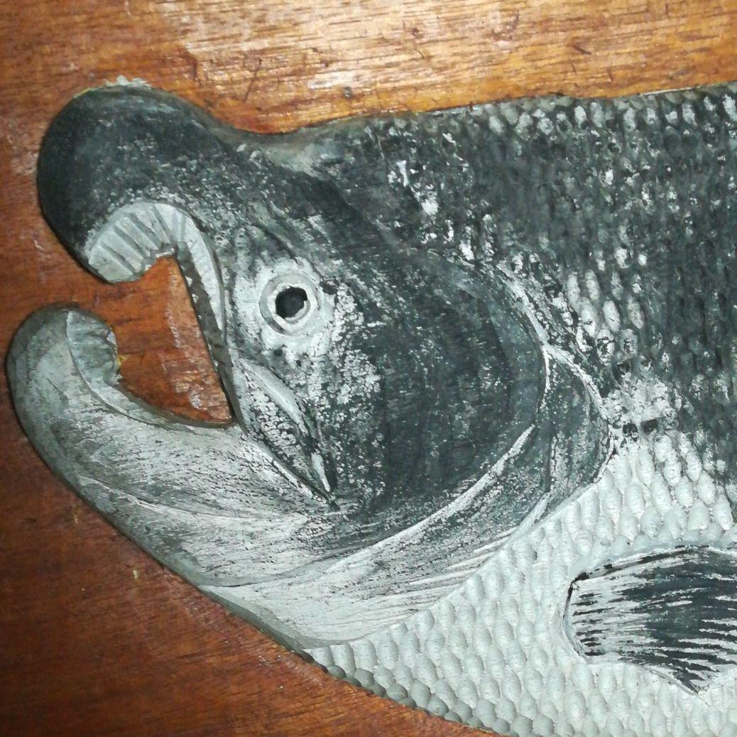 レトロ　木彫レリーフ　壁掛け　鮭　カムイチェップ　北海道　アイヌ彫