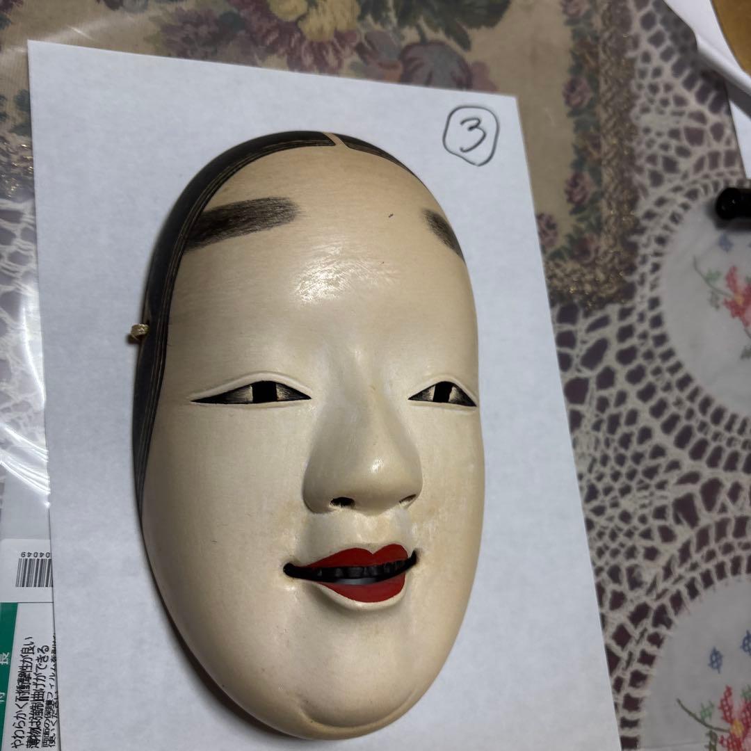 能面 白色 赤い口紅