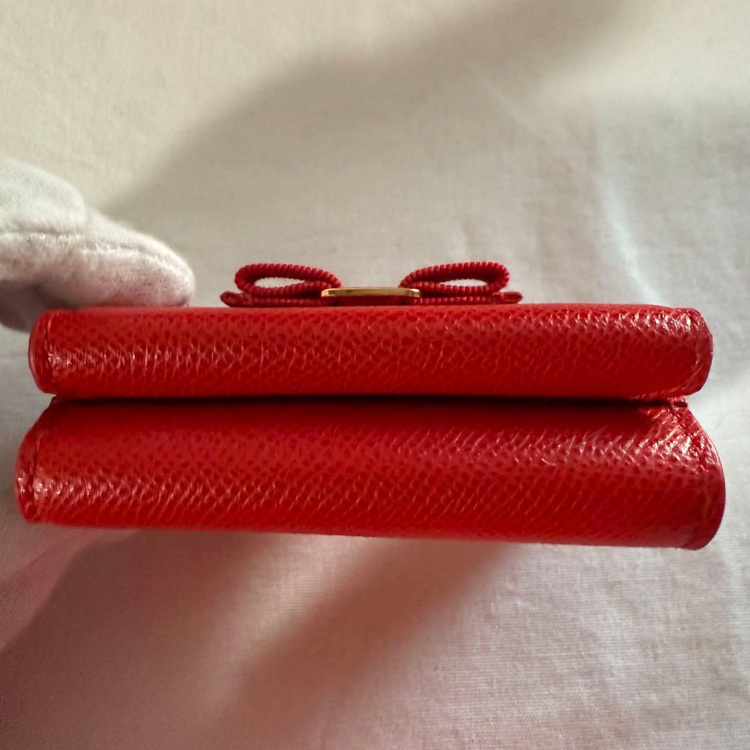 新品 未使用 フェラガモ レザー三つ折り財布 レッド リボン
