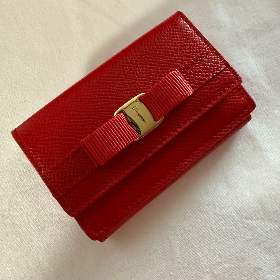 新品 未使用 フェラガモ レザー三つ折り財布 レッド リボン