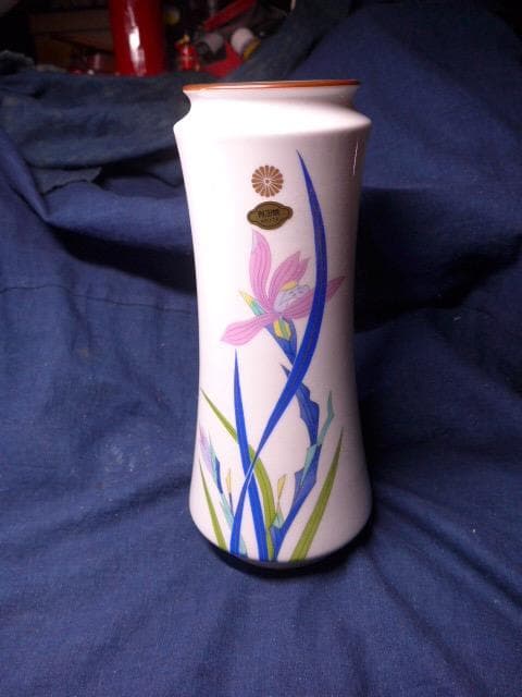 美品　菊の御紋のある有田焼のモダンな花瓶です。　弥左衛門窯