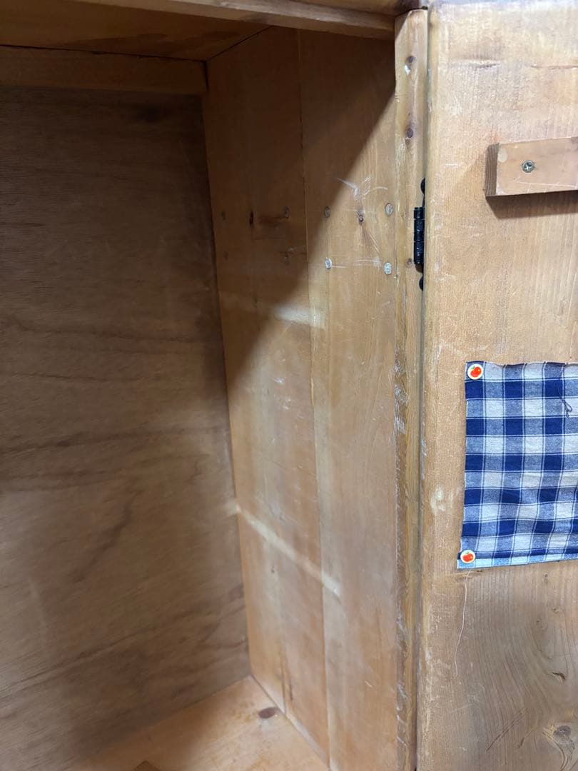 カントリー風木製シェルフ ハート型扉付き