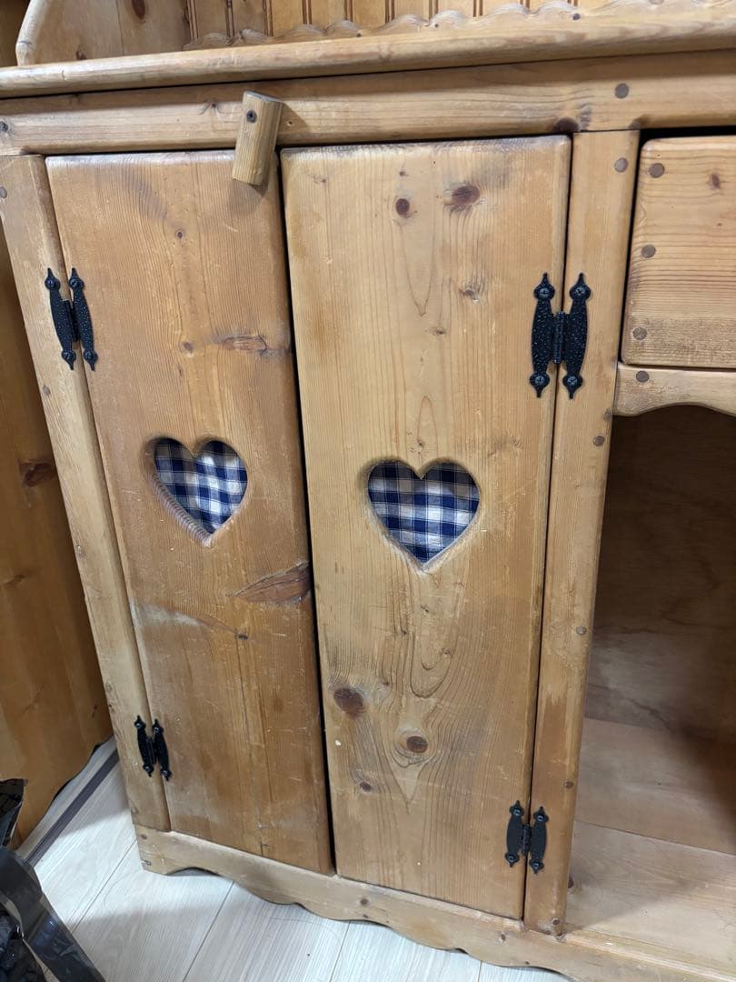 カントリー風木製シェルフ ハート型扉付き
