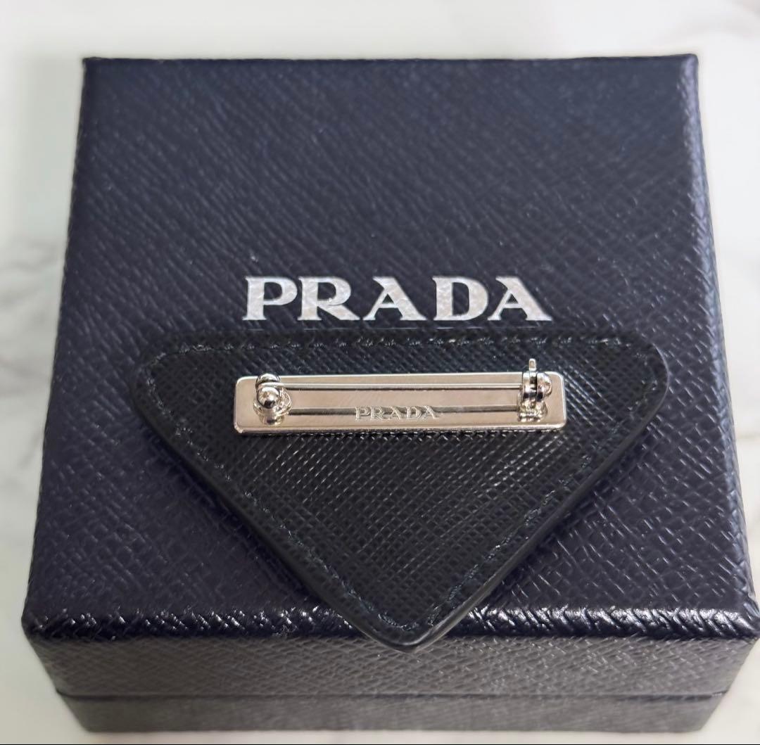 PRADA プラダ トライアングルロゴ ブローチ