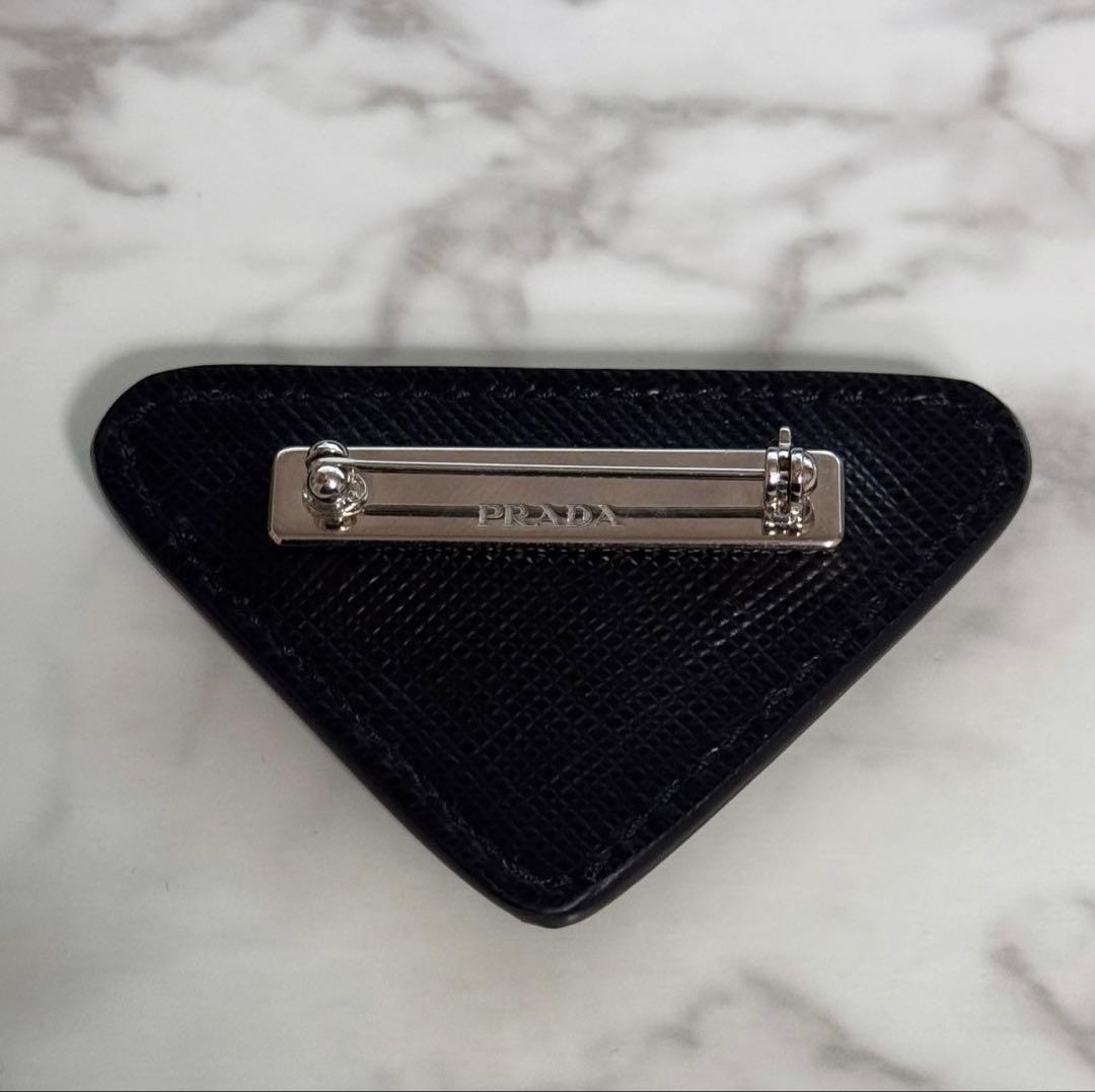 PRADA プラダ トライアングルロゴ ブローチ