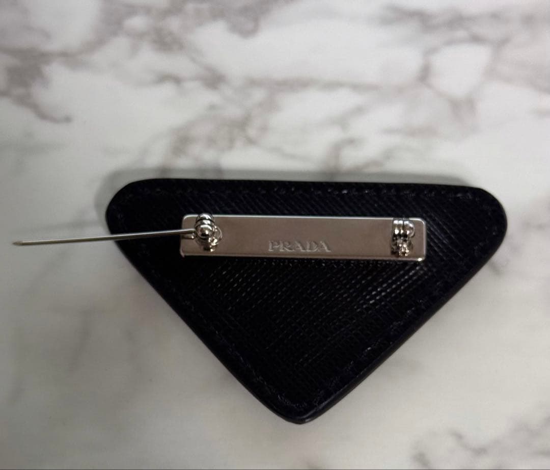 PRADA プラダ トライアングルロゴ ブローチ