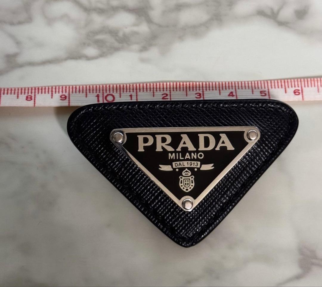 PRADA プラダ トライアングルロゴ ブローチ