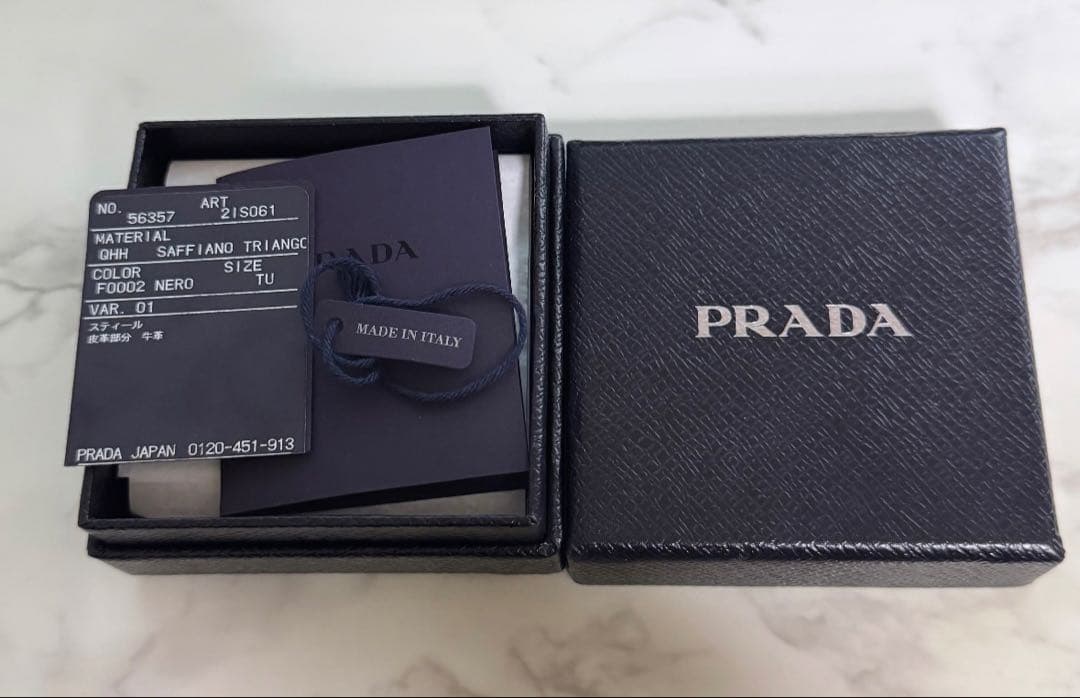 PRADA プラダ トライアングルロゴ ブローチ