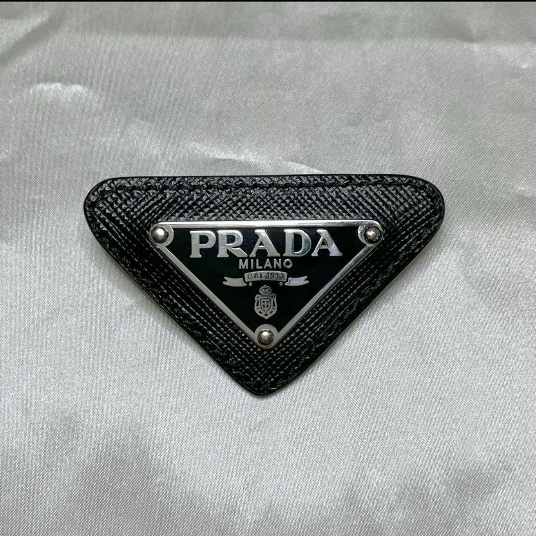 PRADA サフィアーノ トライアングルロゴ ブローチ 最終値下