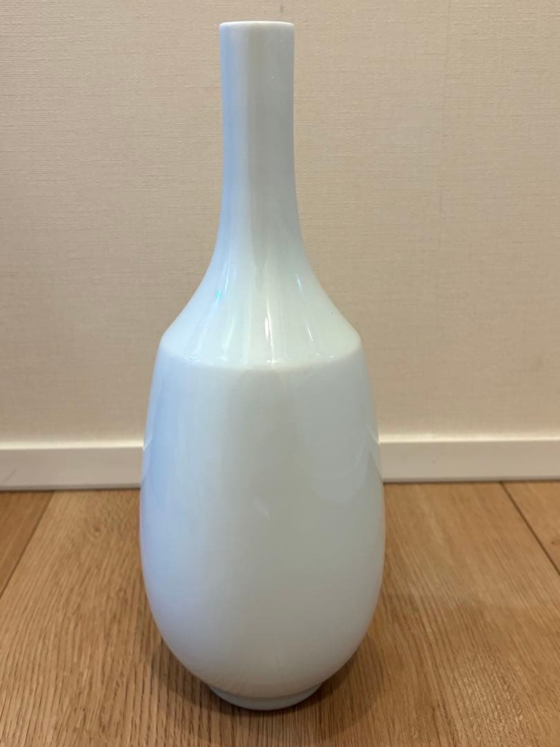 【井上萬二】白磁の伝統　日本の名窯　人間国宝　井上萬二　染彫麦文　小花瓶