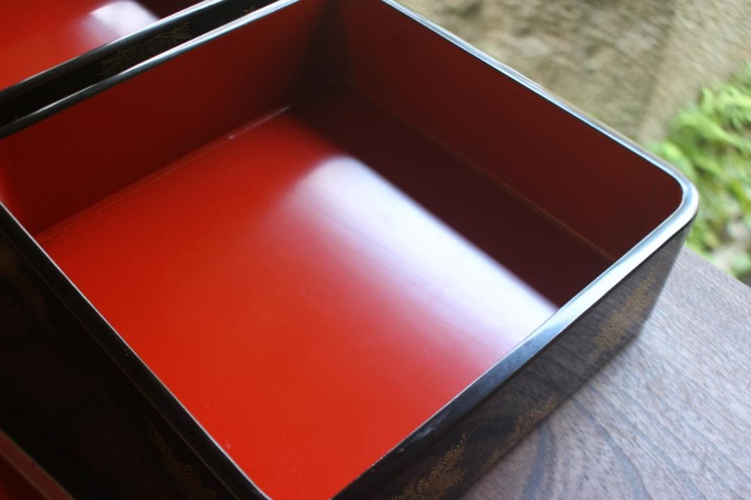 デッドストック！端正な内朱黒漆に優美なシノブ沈金の映える輪島塗二段重重箱お重