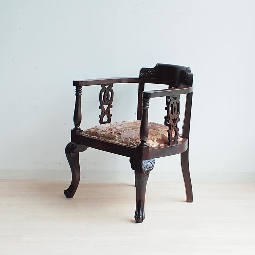 アンティーク アームチェア A 猫脚 鋲 透かし彫り 彫刻 マホガニー材